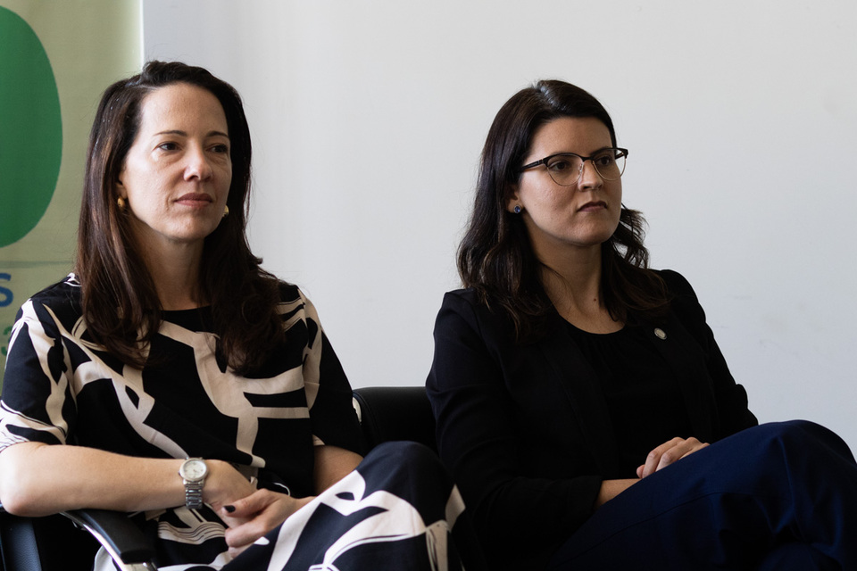 Duas mulheres brancas de cabelos longos sentadas